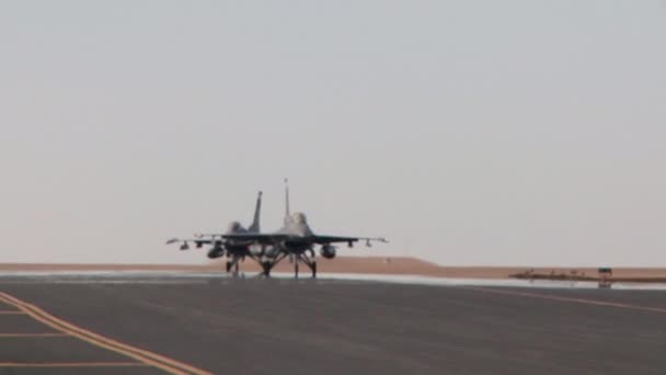 F-16 fighter jets on the runway — Stock Video