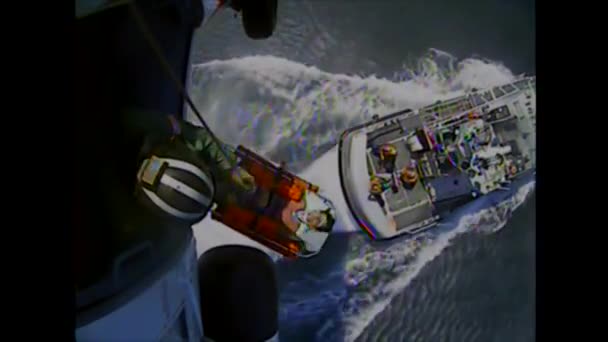 Береговая охрана спасает раненого — стоковое видео