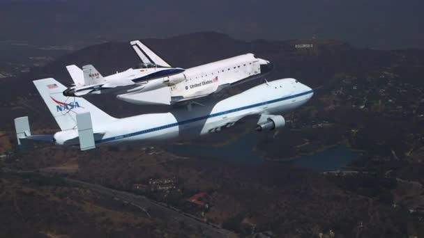 El transbordador espacial Enterprise sobrevuela Los Ángeles — Vídeos de Stock