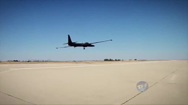 Avião espião entra para uma aterragem — Vídeo de Stock