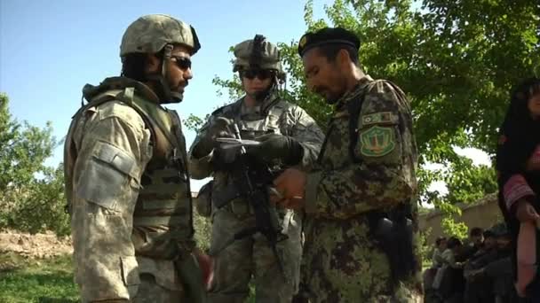 Askerler Afganistan'da devriye. — Stok video