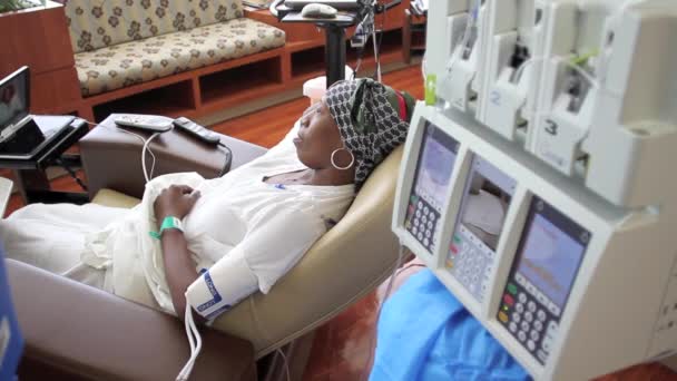 Daganatos betegek megkapja a kemoterápia — Stock videók