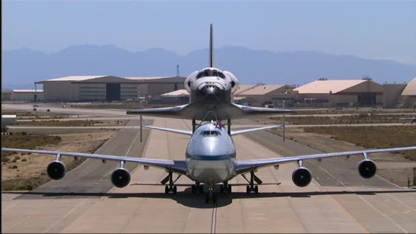 Navette spatiale Enterprise survolant la côte du Pacifique — Video