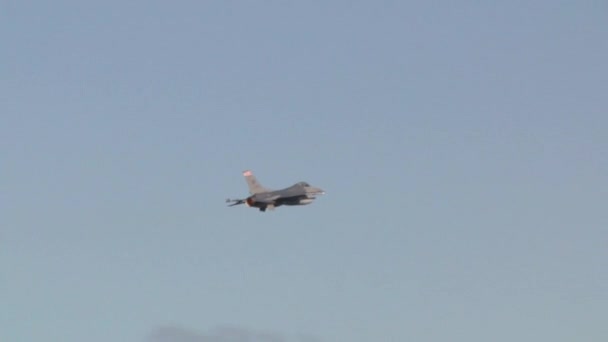 F-16 stridsflygplan på landningsbanan — Stockvideo