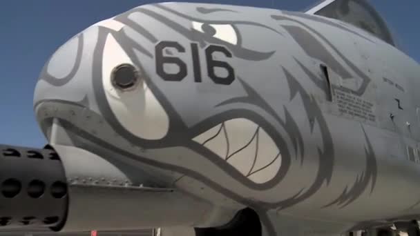 Stridsflygplan är utrustade med bomber — Stockvideo