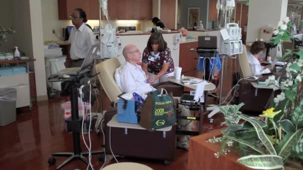 I pazienti oncologici ricevono chemioterapia . — Video Stock