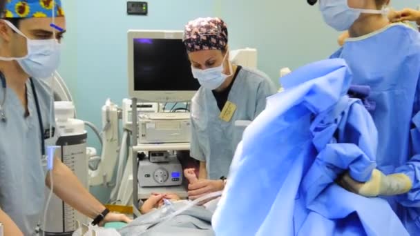 Een baby ondergaat chirurgie — Stockvideo