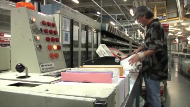 US mail sortering vid en Usps — Stockvideo