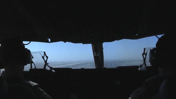 Perspectiva de cabina de aterrizaje de un avión comercial — Vídeo de stock