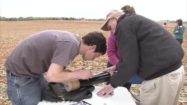 Studenter lanserar raketer — Stockvideo