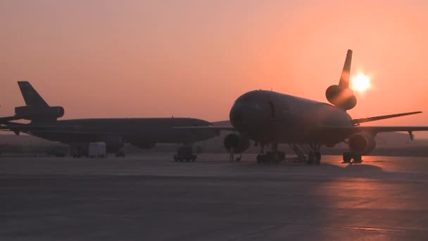 Air Force fungerar på en Kc-10 flygplan — Stockvideo