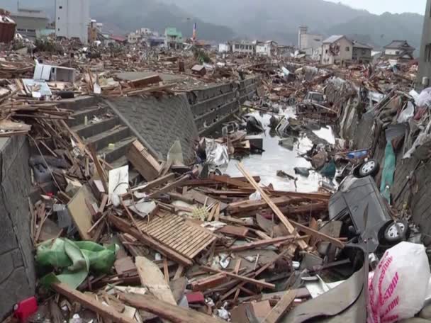 Equipes de busca e resgate caçam sobreviventes após o devastador terremoto e tsunami — Vídeo de Stock