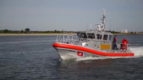 Een 45 voet Coast Guard — Stockvideo