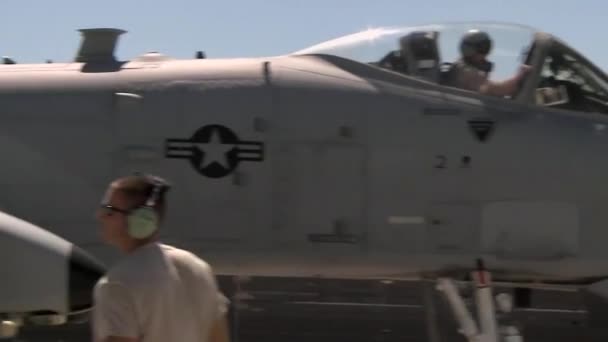Los aviones de combate están equipados con bombas — Vídeo de stock