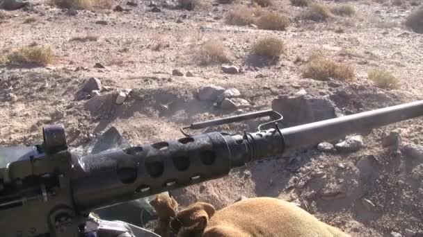 Mariniers brand de M240 machinegeweren in een training in Afghanistan. — Stockvideo