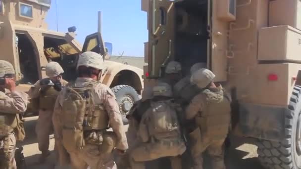 Soldiers put into an armored vehicle — Stock Video