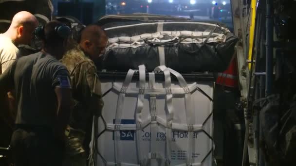 Egy hadsereg legénysége készül egy éjszakai földre száll — Stock videók