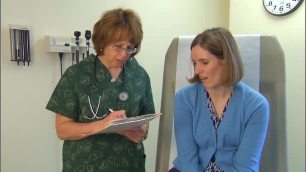 Γιατρός που αντιμετωπίζει έναν ασθενή — Αρχείο Βίντεο