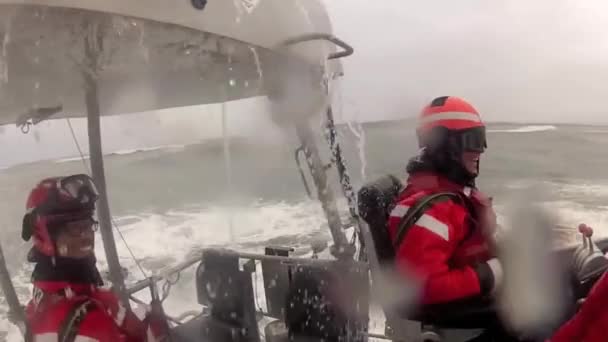 Barco encontrando muito alta surf — Vídeo de Stock