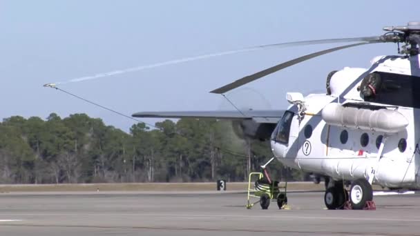 Taxis de cañonero AC-130 — Vídeo de stock