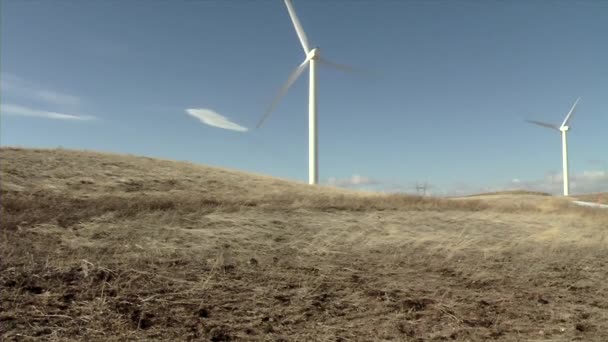 Вітрові турбіни виробляють електроенергію — стокове відео