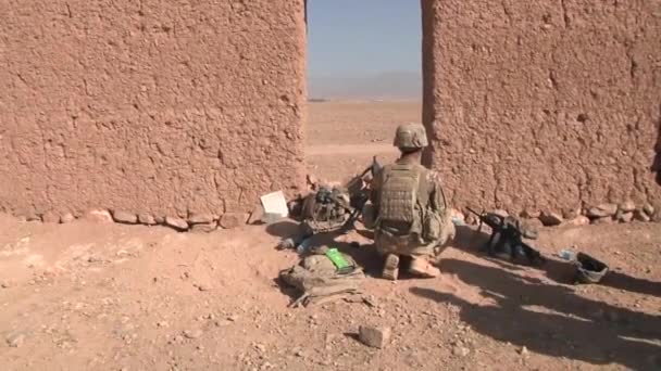 Soldater på patrull i Afghanistan — Stockvideo