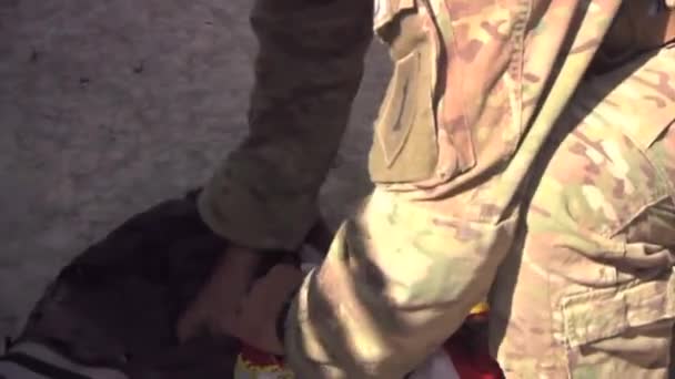 Американские солдаты на КПП — стоковое видео