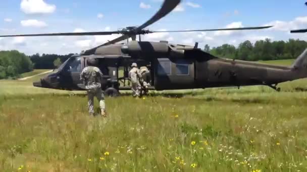 Tropas do exército carregam em um Blackhawk — Vídeo de Stock