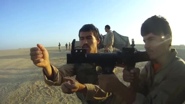 Afgańskich żołnierzy pociąg z żołnierzami USA — Wideo stockowe