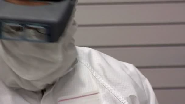 Les scientifiques travaillent dans un laboratoire fortement contrôlé — Video