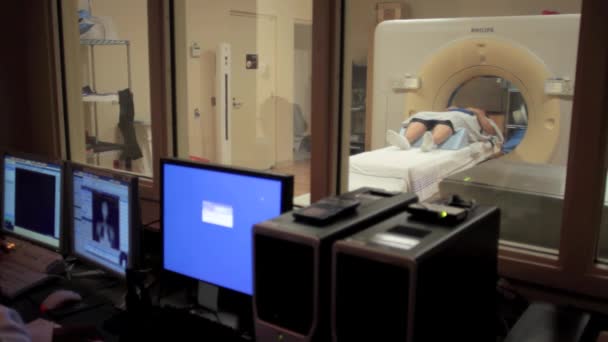 Un paciente recibe tratamiento por imágenes de radiación — Vídeo de stock