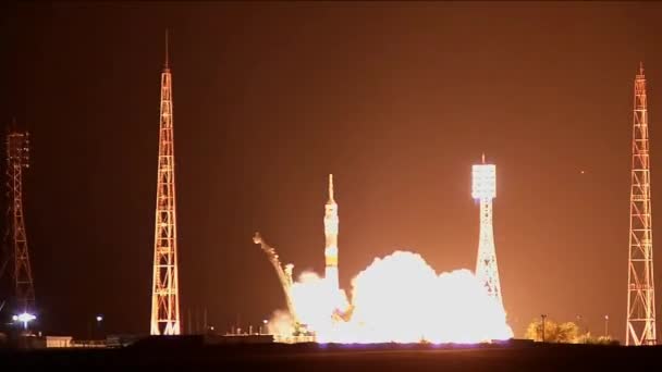 Nave espacial se lanza por la noche en su camino — Vídeos de Stock