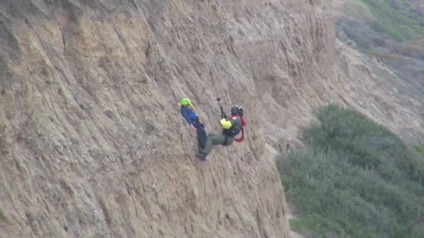 Охранник спасает туриста со скалы — стоковое видео