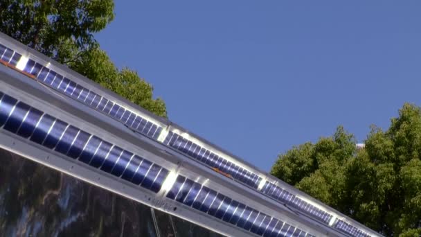 Los paneles solares generan electricidad — Vídeo de stock