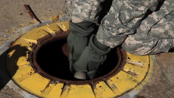 Tropas de guardia entregan combustible — Vídeo de stock