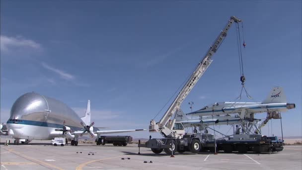 Düsenflugzeuge in Transportflugzeug platziert — Stockvideo