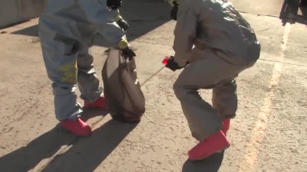 Uma equipe de radiação responde a uma emergência durante este exercício — Vídeo de Stock