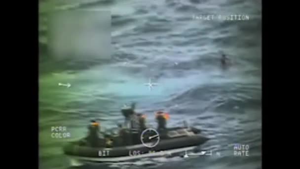 Тонущая лодка для контрабанды наркотиков — стоковое видео