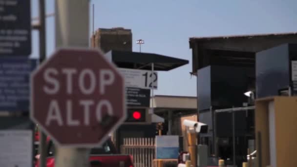Autos standen Schlange, um die Grenze zu überqueren — Stockvideo