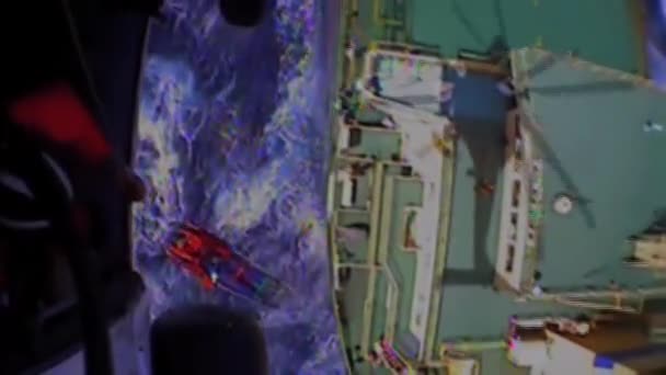 Λιμενικό Σώμα πετώντας πάνω από ένα φορτηγό πλοίο — Αρχείο Βίντεο