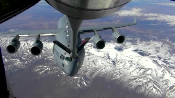 空军 C-17 在半空中加油 — 图库视频影像