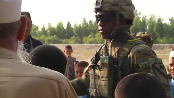 Mariniers patrouille in de provincie Nangarhar — Stockvideo