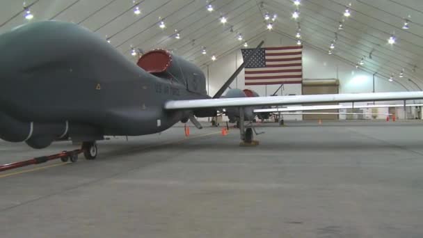 Velivolo di sorveglianza drone in un hangar — Video Stock
