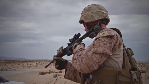 アフガニスタンの兵士のパトロールをモバイル — ストック動画