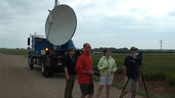 Storm chasers use radar dishes — Stock Video