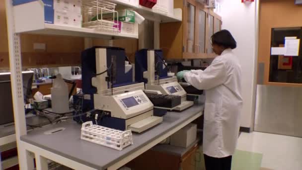 Científicos en el Centro de CDC — Vídeos de Stock