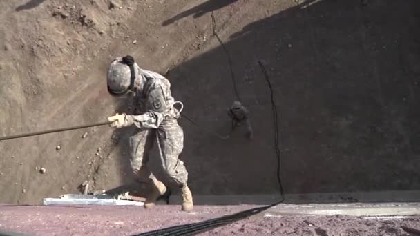 Soldados del ejército estadounidense entrenan — Vídeos de Stock