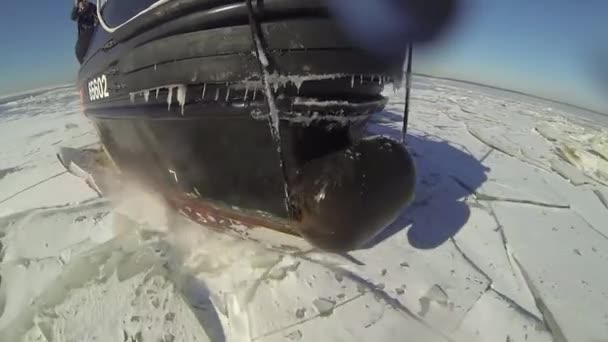 Човен катер берегової охорони ламає лід — стокове відео
