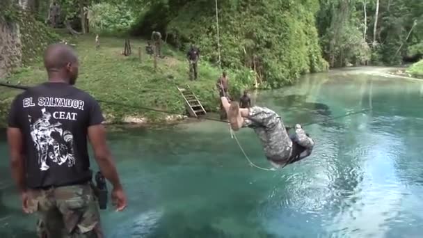 Army and National Guard troops train Jamaicans — Stock Video