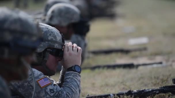 Soldados entrenando en tiro — Vídeos de Stock